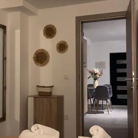 Onavi * Μακάρσκα